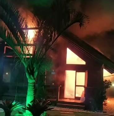 Balneário Gaivota: casa é destruída por incêndio 