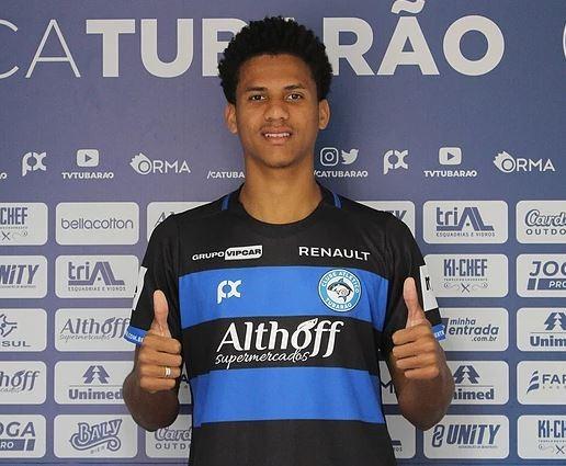 Atacante Rayan é apresentado no Atlético Tubarão 
