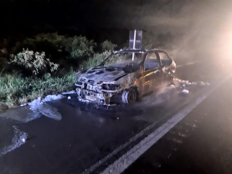 Bombeiros combatem fogo em veículo na BR-101