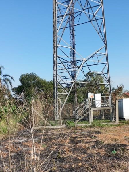 Torre de transmissão de telefonia pega fogo em Ermo