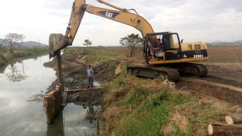 Prefeitura inicia aterramento das cabeceiras da ponte provisória na rua Sílvio Búrigo