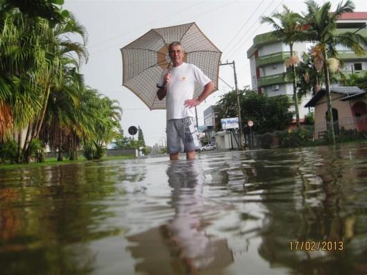 Ventos, trovões, raios, chuvas, alagamentos e cinco horas sem energia no centro e alguns bairros de Nova Veneza