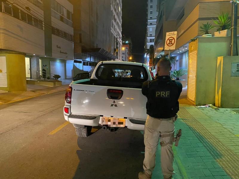 PRF recupera caminhonete L200 furtada em Itapema, na BR-101