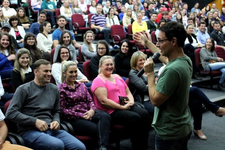Palestra com Jairo Bouer e prêmio Jovem Destaque lotam teatro