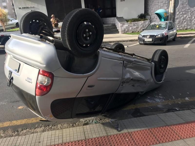  Colisão seguida de capotamento deixa uma pessoa ferida em Criciúma