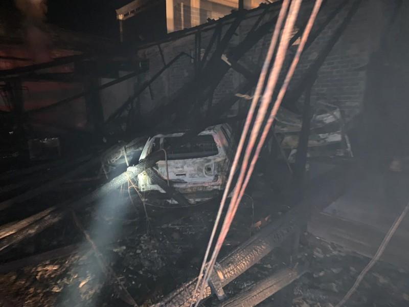 Incêndio em oficina destrói veículos e trator em Forquilhinha