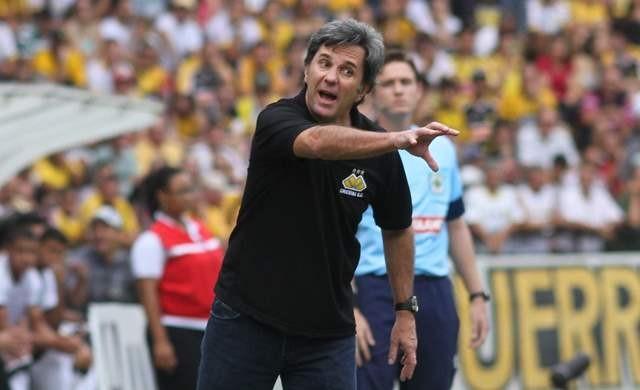 Eliminação: Caio Júnior lamenta erros individuais e falta de pontaria do ataque