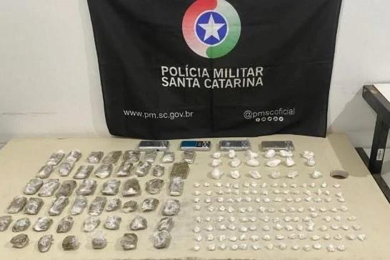 PM apreende mais de um quilo de maconha e porções de cocaína em Araranguá