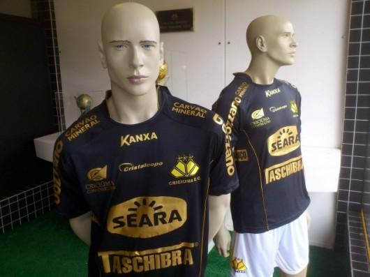 Tigre Maníacos recebe nova remessa das camisas comemorativas