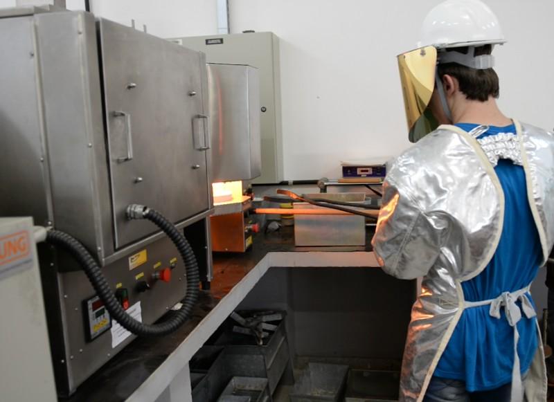 Projeto pesquisa transformação de resíduos de vidro em esmalte cerâmico