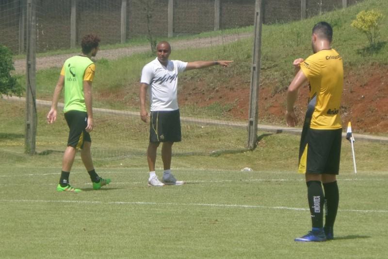 Debaixo de sol forte, Tigre faz atividade no CT