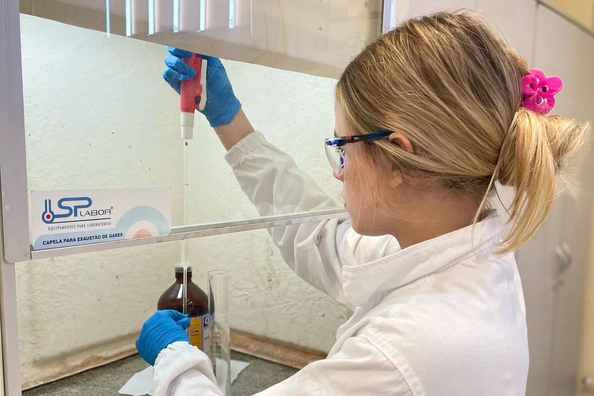 Alunos do Técnico em Química do Colégio Satc produzem detergente caseiro
