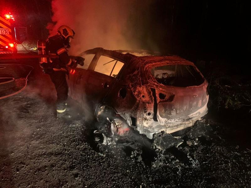Homem tem carro incendiado após ser vítima de roubo em Criciúma