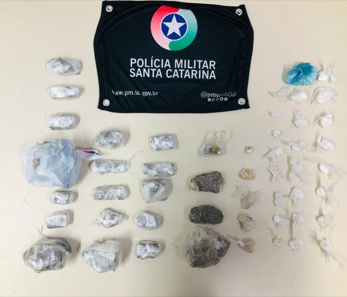 Polícia Militar apreende drogas em terreno baldio no bairro Renascer