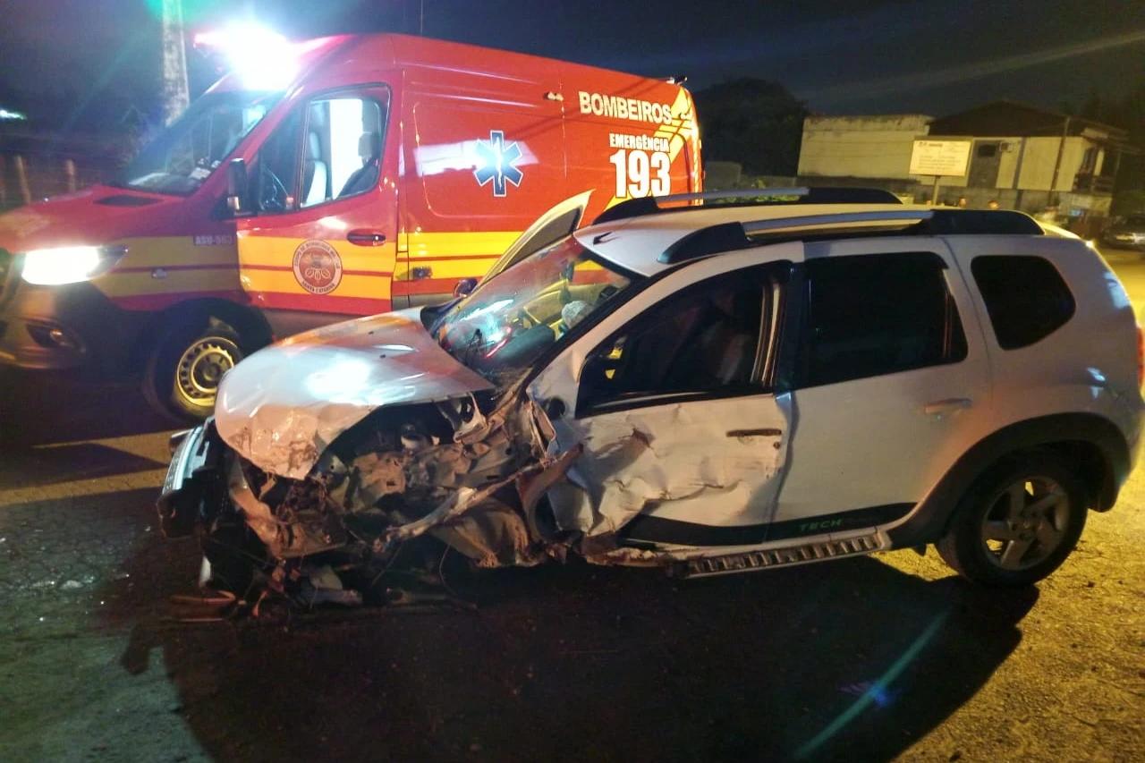Colisão frontal entre ônibus e veículo deixa motorista inconsciente em Criciúma