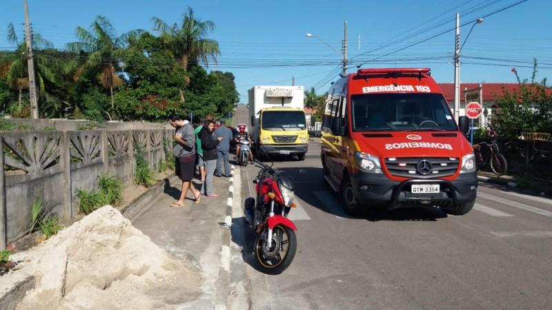 Ciclista fica ferida após ser atingida por caminhão