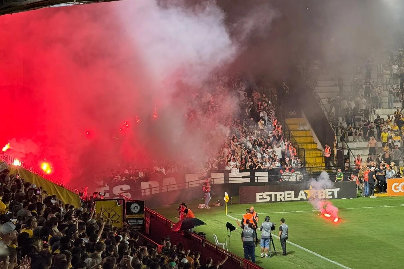 Torcedores de Criciúma e Corinthians são detidos durante partida no HH