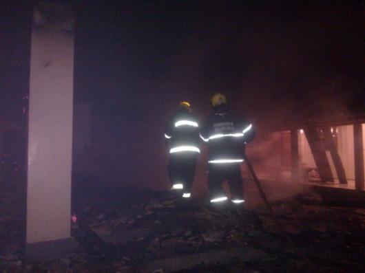 Bombeiros combatem fogo em casa mista no Balneário Esplanada