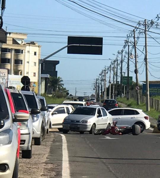 Colisão entre carro e motocicleta é registrada na avenida Gabriel Zanette em Criciúma 
