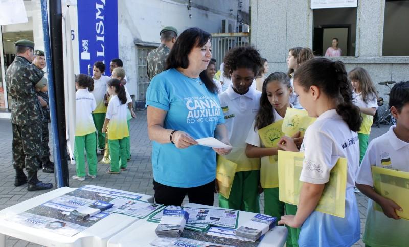 Famcri orienta moradores na Praça Nereu Ramos