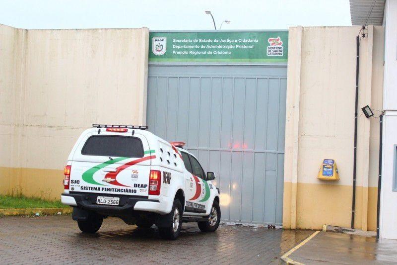 Com mandado de prisão ativo, homem é preso no Centro de Criciúma