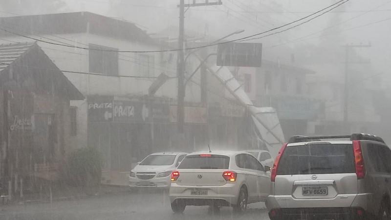 Residência é destalhada durante temporal em Forquilhinha
