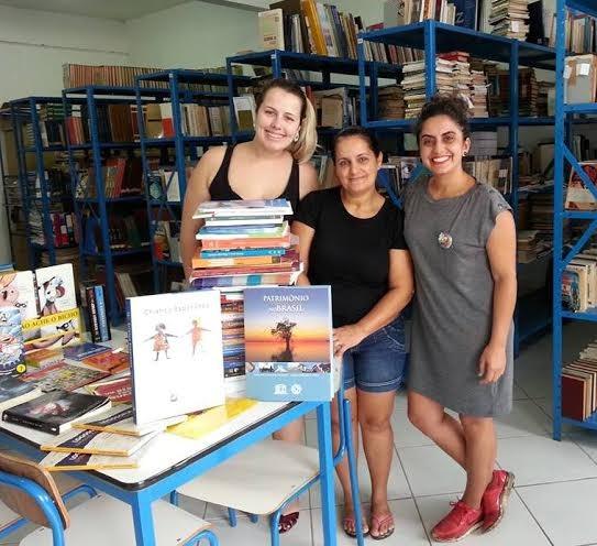 Biblioteca de Imbituba recebe livros da Unesco