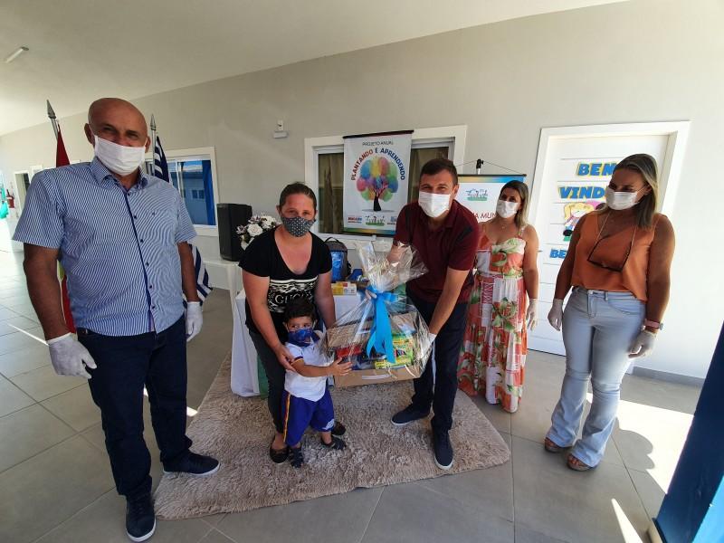 Em Balneário Rincão a volta às aulas foi com a entrega de material escolar gratuito