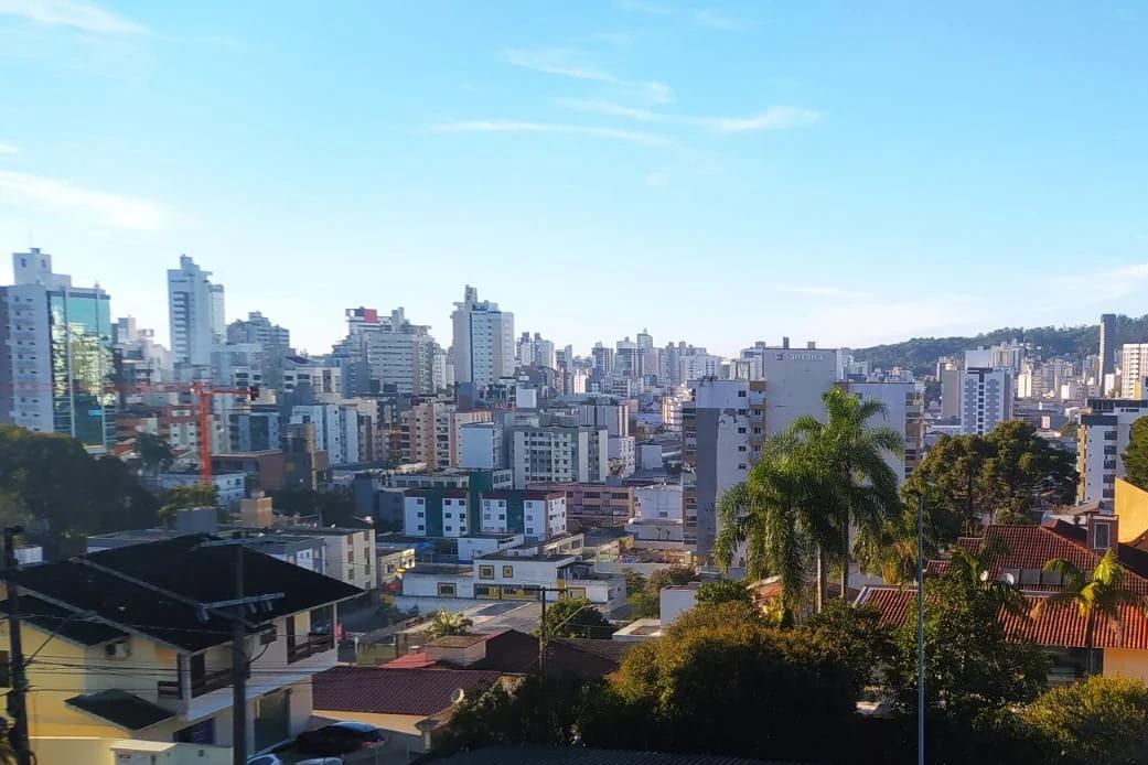 Sem previsão de chuva, quarta-feira será de sol e tempo frio em Criciúma