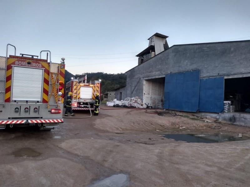 Incêndio atinge silo de grãos de feijão e provoca cerca de R$ 20 mil em prejuízo