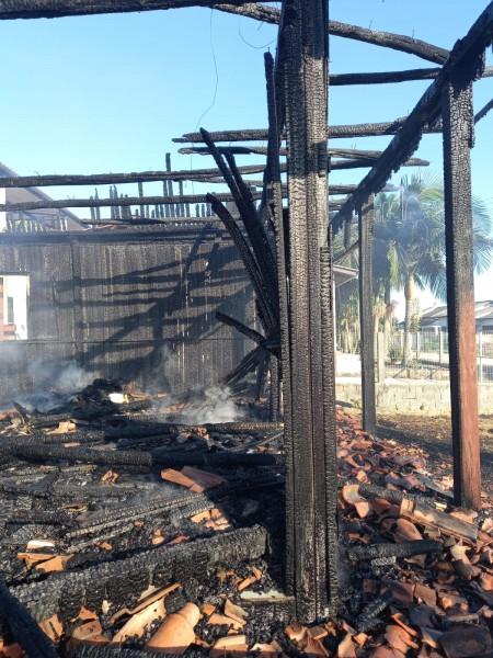 Estrutura de madeira é consumida por incêndio em Içara