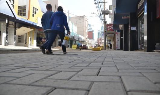 Calçadas da rua Henrique Lage devem ser concluídas nesta semana
