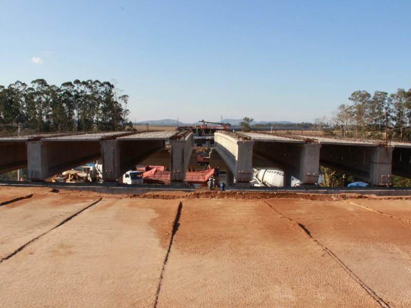 Mais uma etapa da obra na ponte no rio Araranguá 