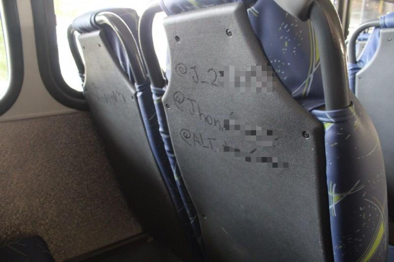 Ônibus novo já é vandalizado por passageiros em Criciúma