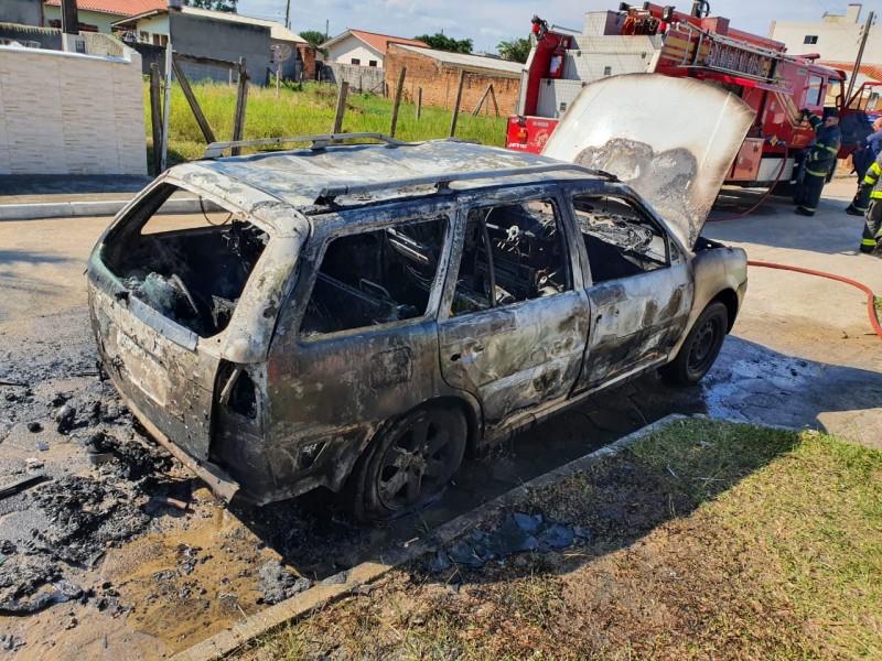 Mulher coloca fogo no carro do marido em Imbituba
