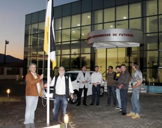 Tigre recebe carro e tem bandeira tricolor hasteada na sede da FCF