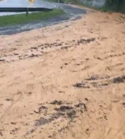 Com fortes chuvas, rodovias do Sul de SC são interditadas ou estão com trânsito em meia pista; veja lista