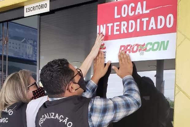 Procon fecha dois postos que vendiam gasolina adulterada em Laguna 
