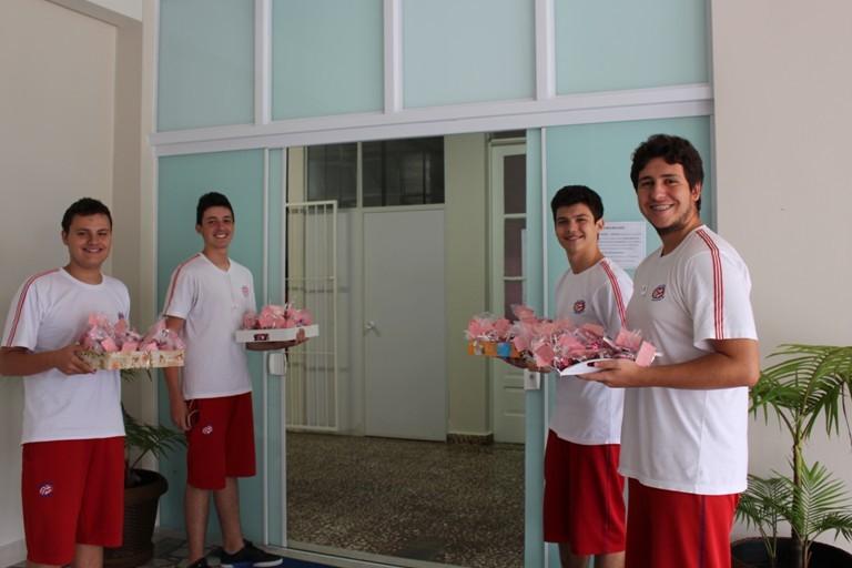Alunos e professores do colégio Michel fazem homenagem às mulheres