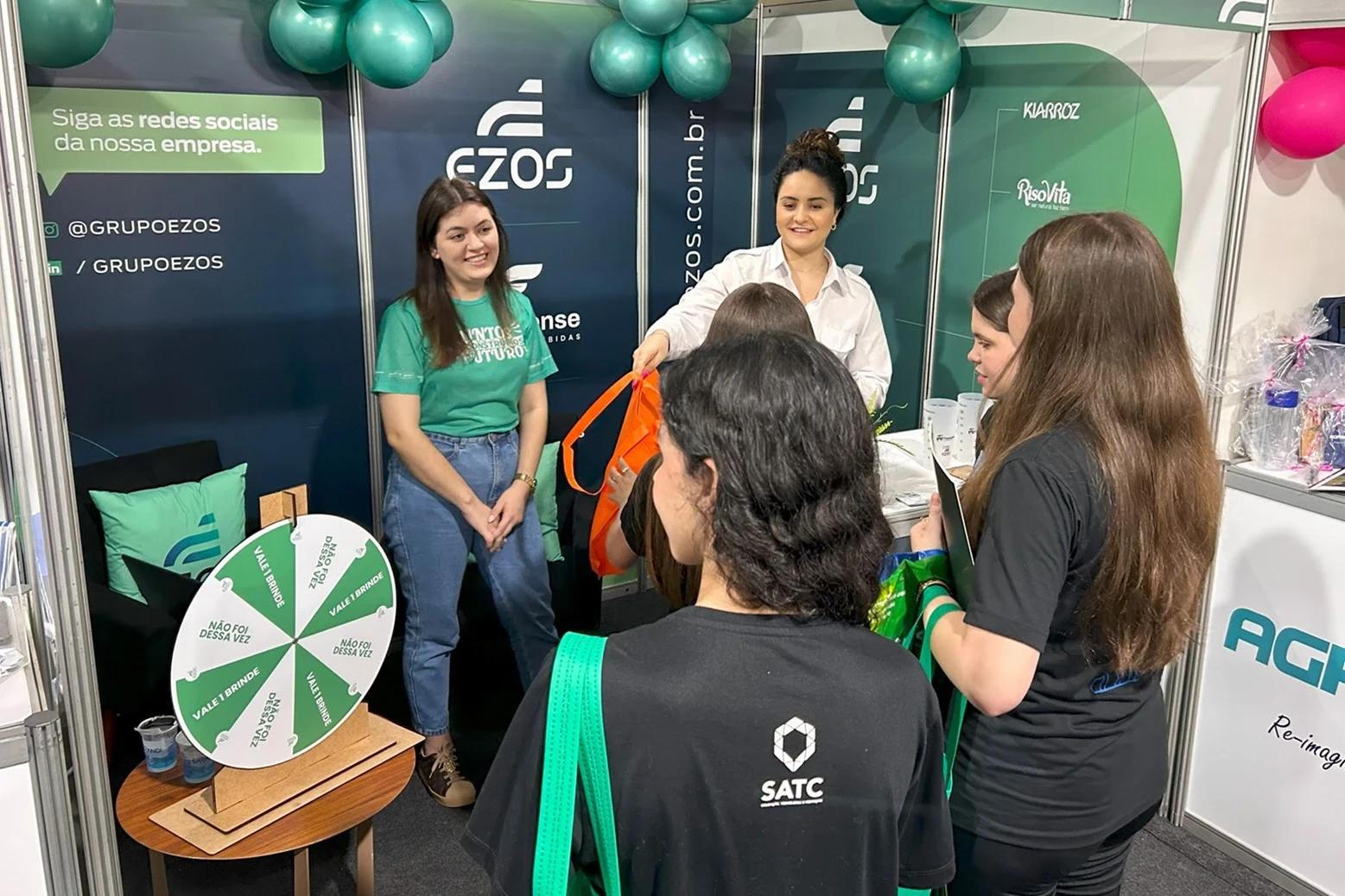 Grupo EZOS leva oportunidades à Feira da Empregabilidade da Satc