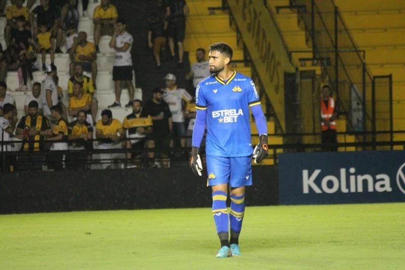 Cláudio Tencati evita falar de erro de Gustavo e dispara: ‘não é hora de caça às bruxas’