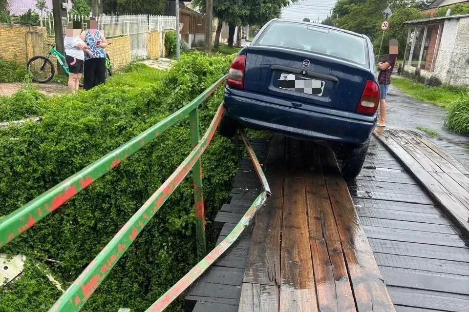 Vídeo: carro atinge ponte em Criciúma e vereador reforça alerta sobre riscos na estrutura