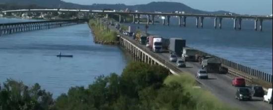 Trânsito sem congestionamento na BR-101