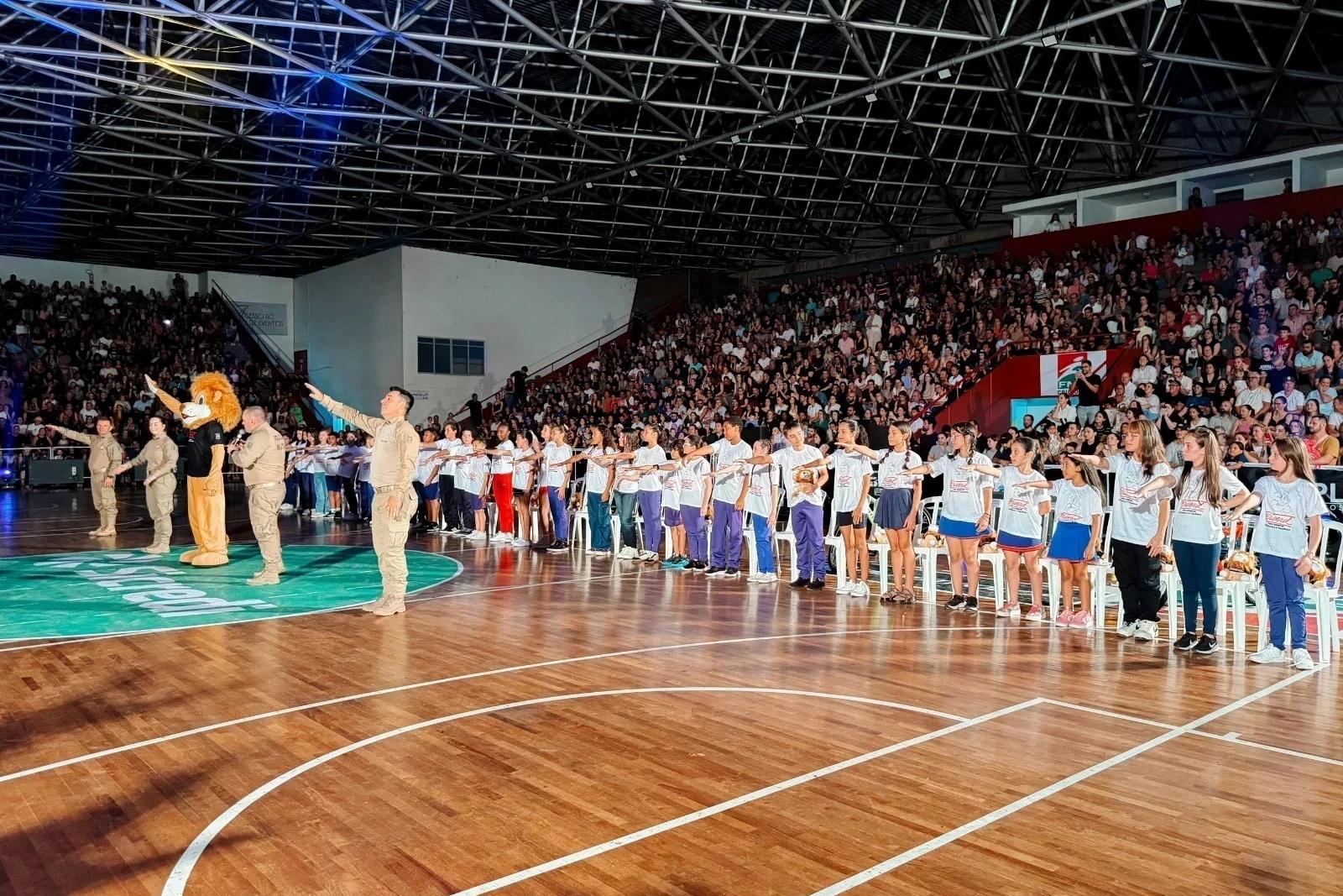 Proerd forma mais de 1,3 mil alunos de Criciúma em noite comemorativa