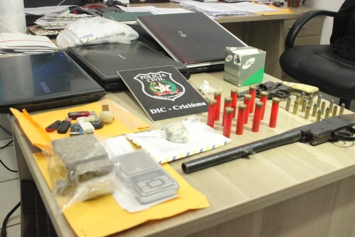 VÍDEO: Polícia Civil apreende drogas, munições, notebooks e documentações