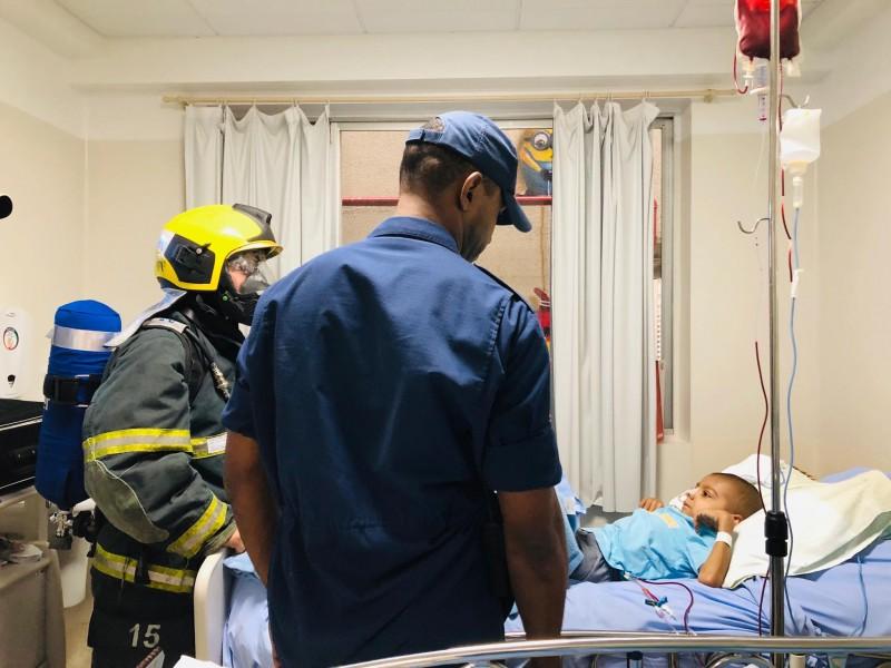 Bombeiros militares visitam criança em hospital