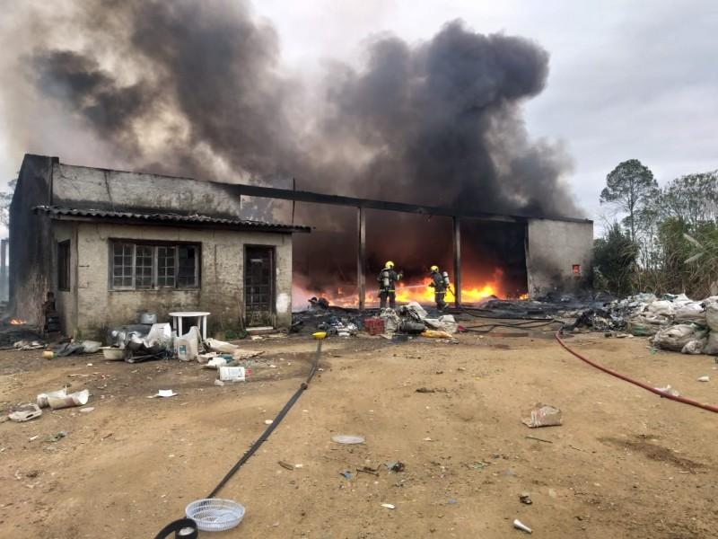 Galpão onde funciona empresa de reciclagem é destruído por incêndio 