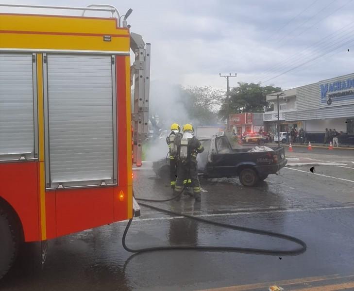 Carro é destruído por incêndio em Santa Rosa do Sul