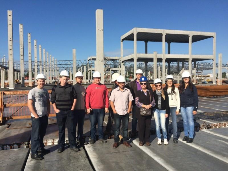 Alunos da Unesc conhecem obras do Nações Shopping