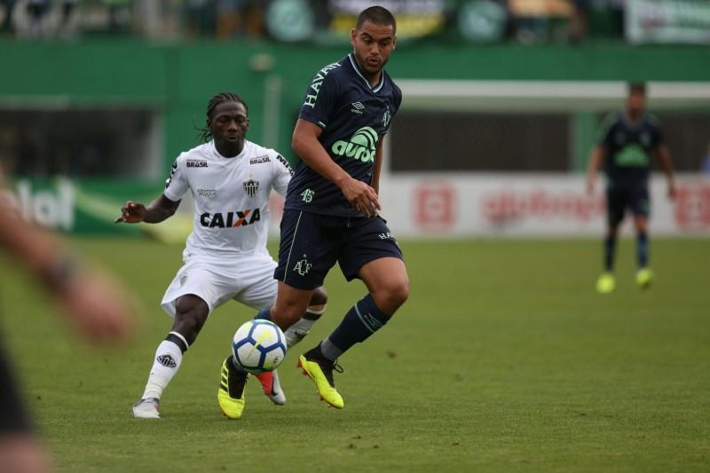 Com presidente reeleito, Chape deve negociar permanência de Barreto